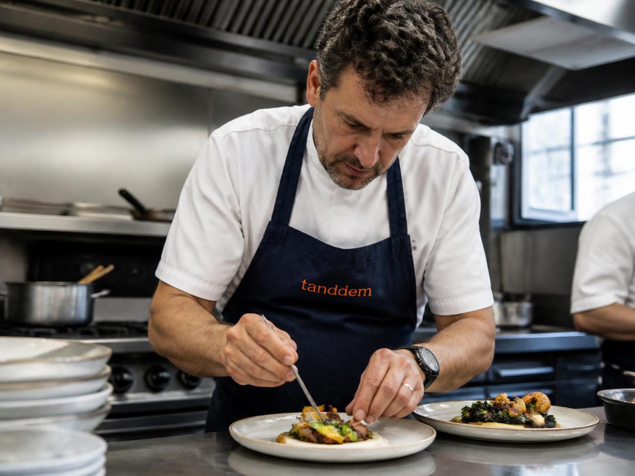 Le chef prépare les plats en cuisine