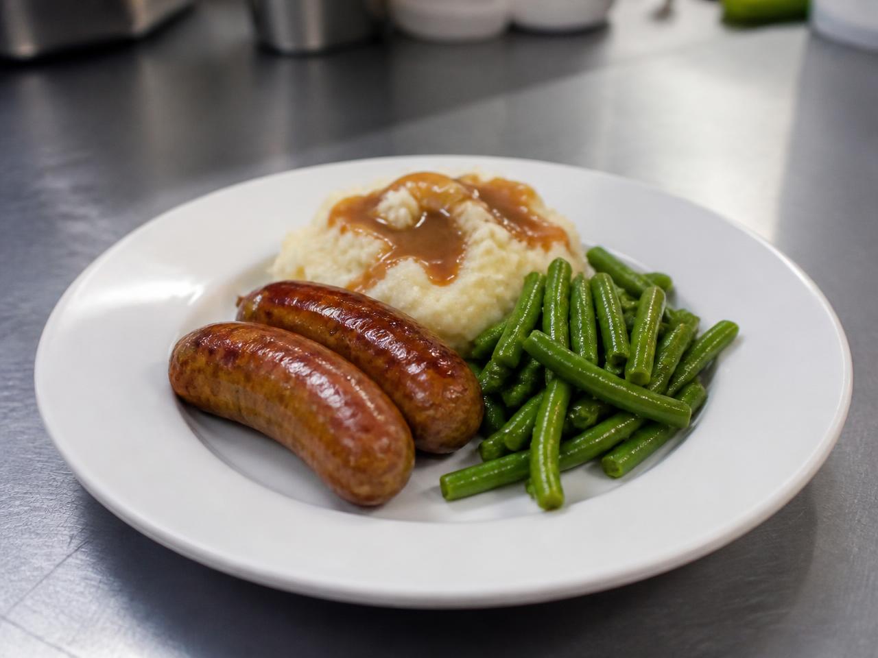 Saucisses, purée & haricots verts